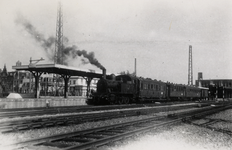 161073 Afbeelding van de stoomlocomotief nr. 8503 (serie 8500) van de N.S. met een trein naar Bilthoven langs het ...